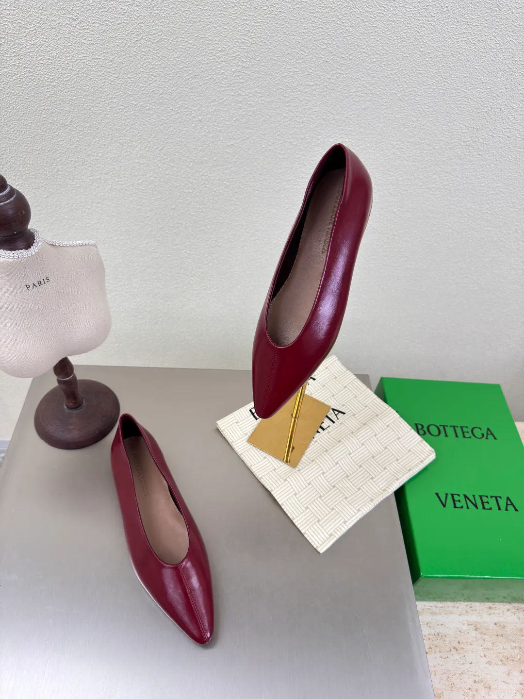 👟👟Ex-factory price 640👟👟 BV women's Sofia ballet shoes leather ballet shoes silver family elements woven series high version small round toe essential for commuting BV early autumn series are so beautiful💯 The use of elegant materials in shoes is intellectual, elegant and capable, full of high-end sense✅The design is beautiful~~ The fabric is made of original consistent lambskin and the shaping technology pursues the perfection of the internal process✅ Heel The foot pads are made of lambskin, never sloppy 🆚Original💯 Outsole technology Brand classic The new season uses Italian genuine leather outsole with clear dyeing technology and rubber square technology 💯 Comfortable and high-end flat design makes travel more comfortable and confident 35 36 37 38 39 40 41 42 (40 41 42 customized code number) Equipped with original packaging Hot glue process logo cloth bag